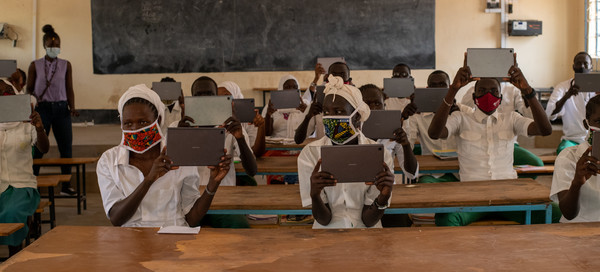 케냐 카쿠마 난민촌 그린라이트 중등학교(Green Light Secondary School) 학생들이 '갤럭시탭'을 보여주고 있다. (사진=유엔난민기구, ©UNHCR/Samuel Otieno 제공)