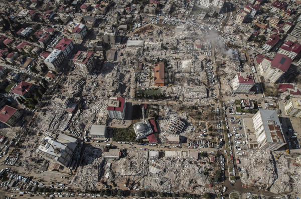 9일(현지시간) 튀르키예 남부 카흐라만마라스 중심부의 건물들이 지진으로 파괴돼 있다. 이번 지진으로 인한 사망자 수가 2만 명을 넘어섰으며 이재민들은 모닥불 주위에 모여 추위와 싸우면서 음식과 식수 부족에 어려움을 겪고 있다. 2023.02.10.