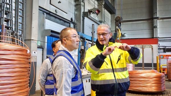 구자은 LS그룹 회장이 독일 L&K 공장을 방문해 CEO인 크리스토퍼 바클리지(Christof Barklage)로부터 핵심 제품인 무산소동(Oxygen Free Copper) 생산 공정에 대한 설명을 듣고 있다. (사진=LS그룹) 2023.04.09.