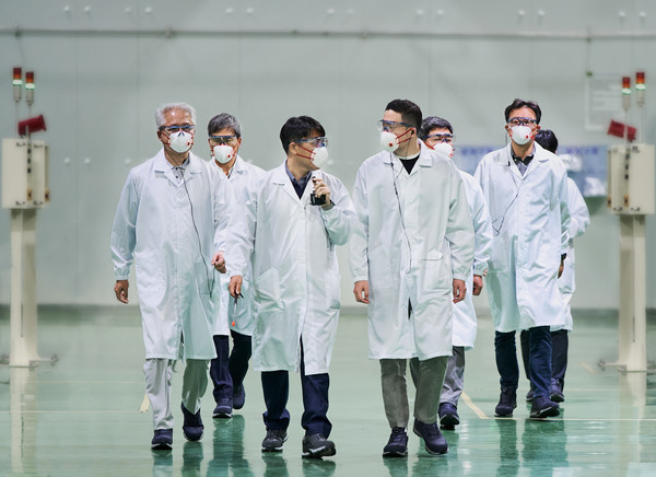 구광모 LG 회장(왼쪽에서 네 번째)이 17일 LG화학 청주공장을 방문해 양극재 생산 핵심 공정 가운데 하나인 소성 공정 라인을 살펴보고 있다. (사진 = 업체 제공) 2023.4.18.