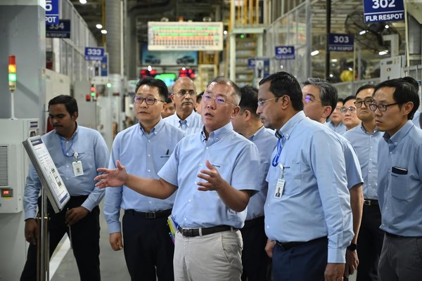 정의선 현대차그룹 회장이 8일 인도 첸나이에 있는 현대차 공장에서 인도법인 임직원들과 내부를 둘러보고 있다. (사진=현대차그룹 제공) 2023.08.08