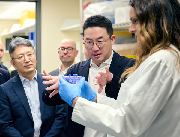 구광모 회장이 미국 보스턴의 다나파버 암 센터를 방문해 세포치료제 생산 시 항암 기능을 강화시킨 세포를 선별하는 과정에 대한 설명을 듣고 있다. (사진=LG) 2023.08.24.