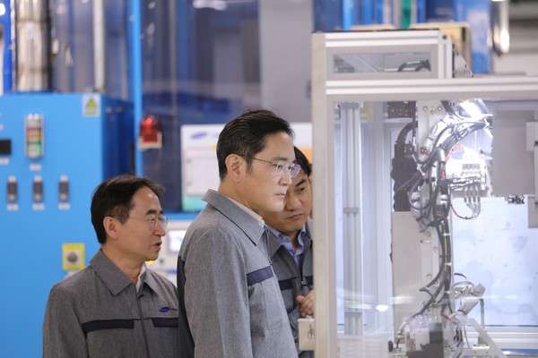 이재용 삼성전자 회장이 지난 24일 중국 텐진에 위치한 삼성전기 사업장을 방문해 MLCC(적층세라믹콘덴서) 생산 공장을 점검하고 있다. (사진=삼성전자 제공) 2023.03.26